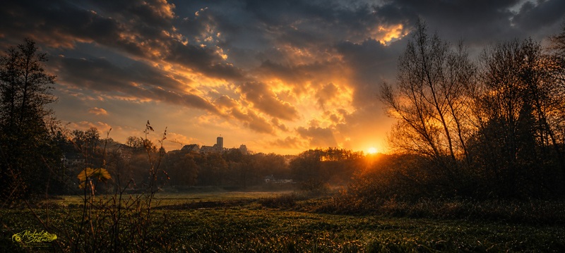 Sonnenuntergang &uuml;ber Burgthann mit Burg und Wolkenhimmel
